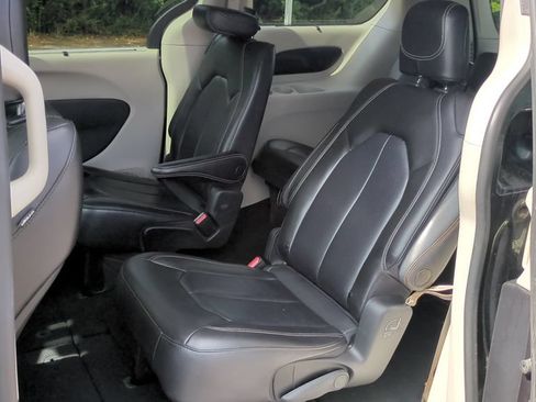 Used 2022 Chrysler Pacifica Touring-L FWD image 14