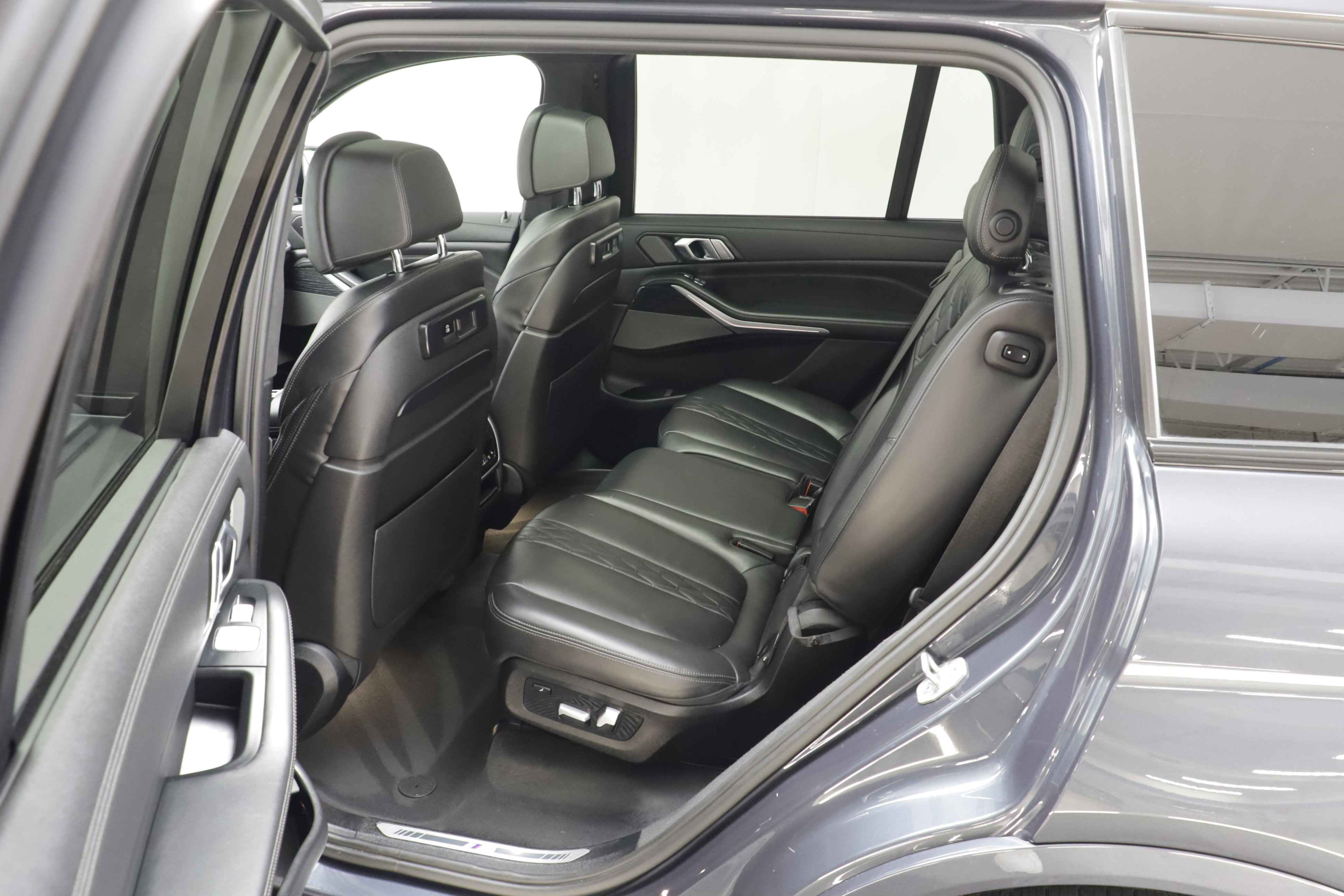Used 2022 BMW X7 xDrive40i w/ M Sport Package AWD/4WD image 19