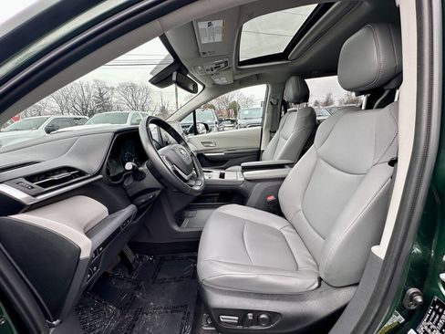 Used 2022 Toyota Sienna XLE image 10