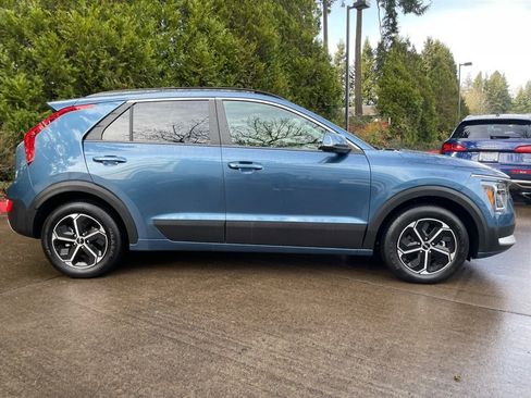 Used 2025 Kia Niro EX image 3