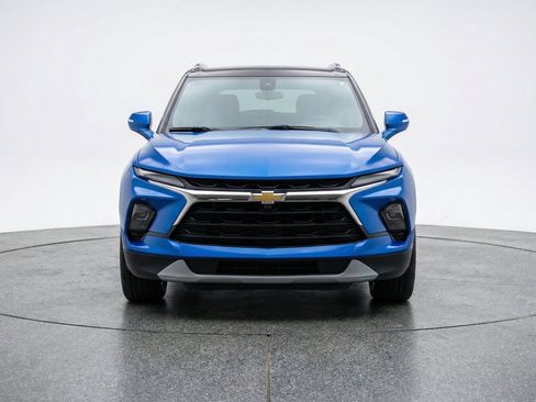 Used 2025 Chevrolet Blazer LT FWD image 2