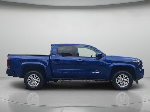 Used 2025 Toyota Tacoma SR5 RWD image 39