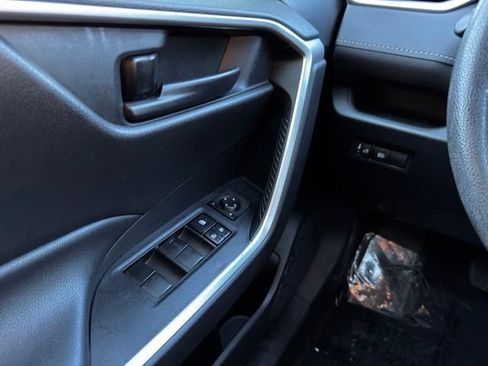 Used 2019 Toyota RAV4 LE w/ Carpet Mat Package AWD/4WD image 33