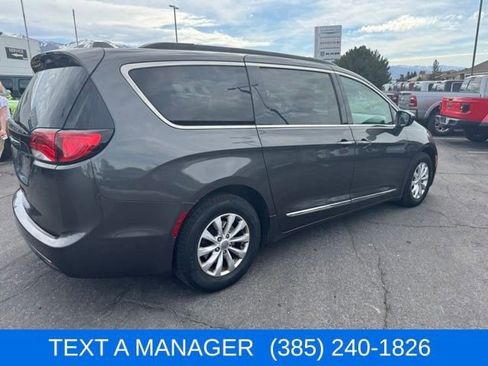 Used 2017 Chrysler Pacifica Touring-L image 4