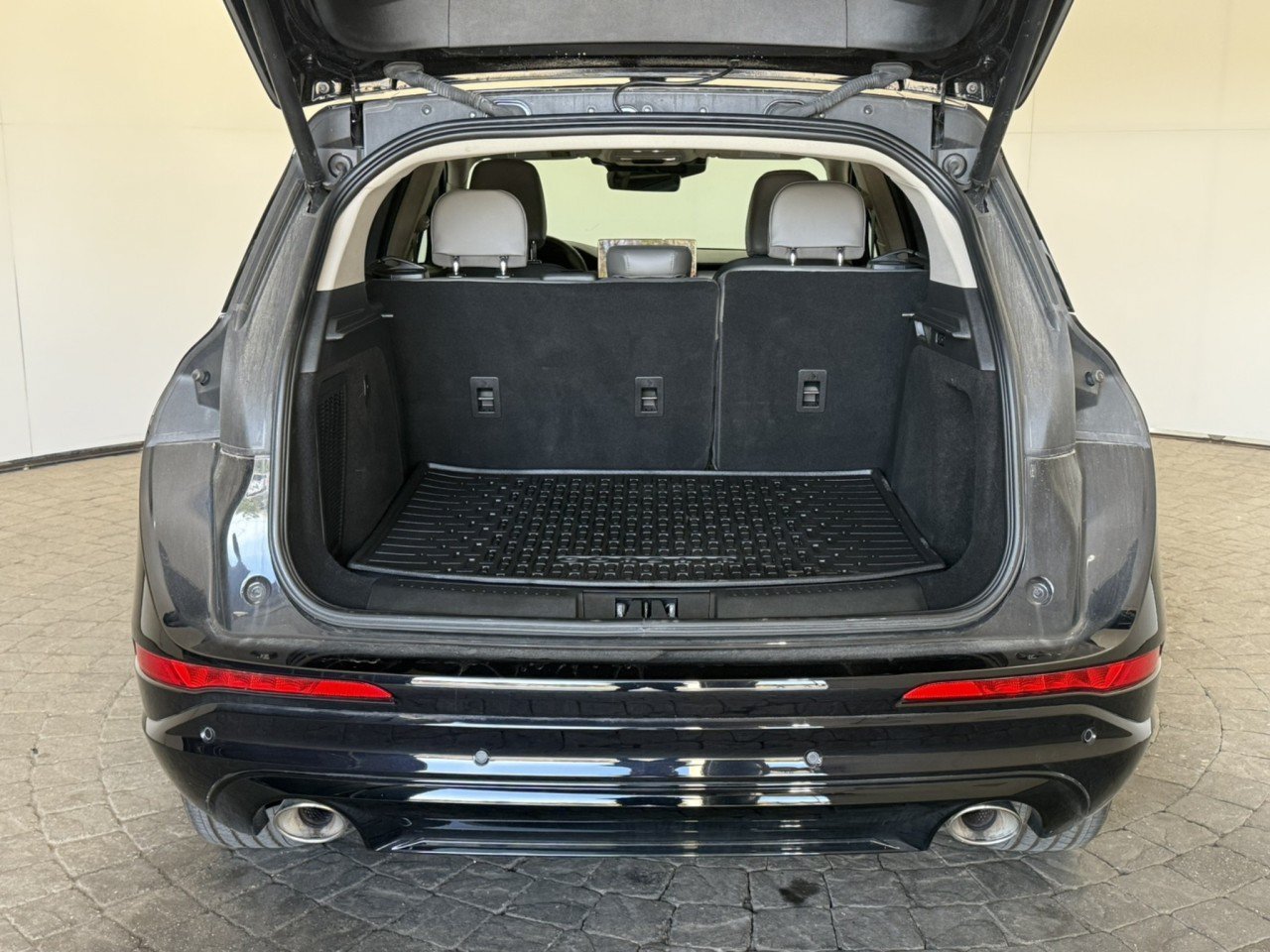Used 2025 Lincoln Corsair AWD w/ Jet Appearance Package image 7