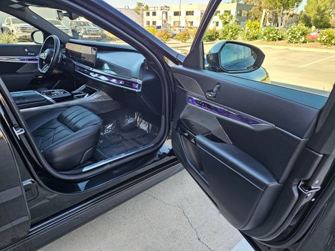 Used 2025 BMW 740i image 39