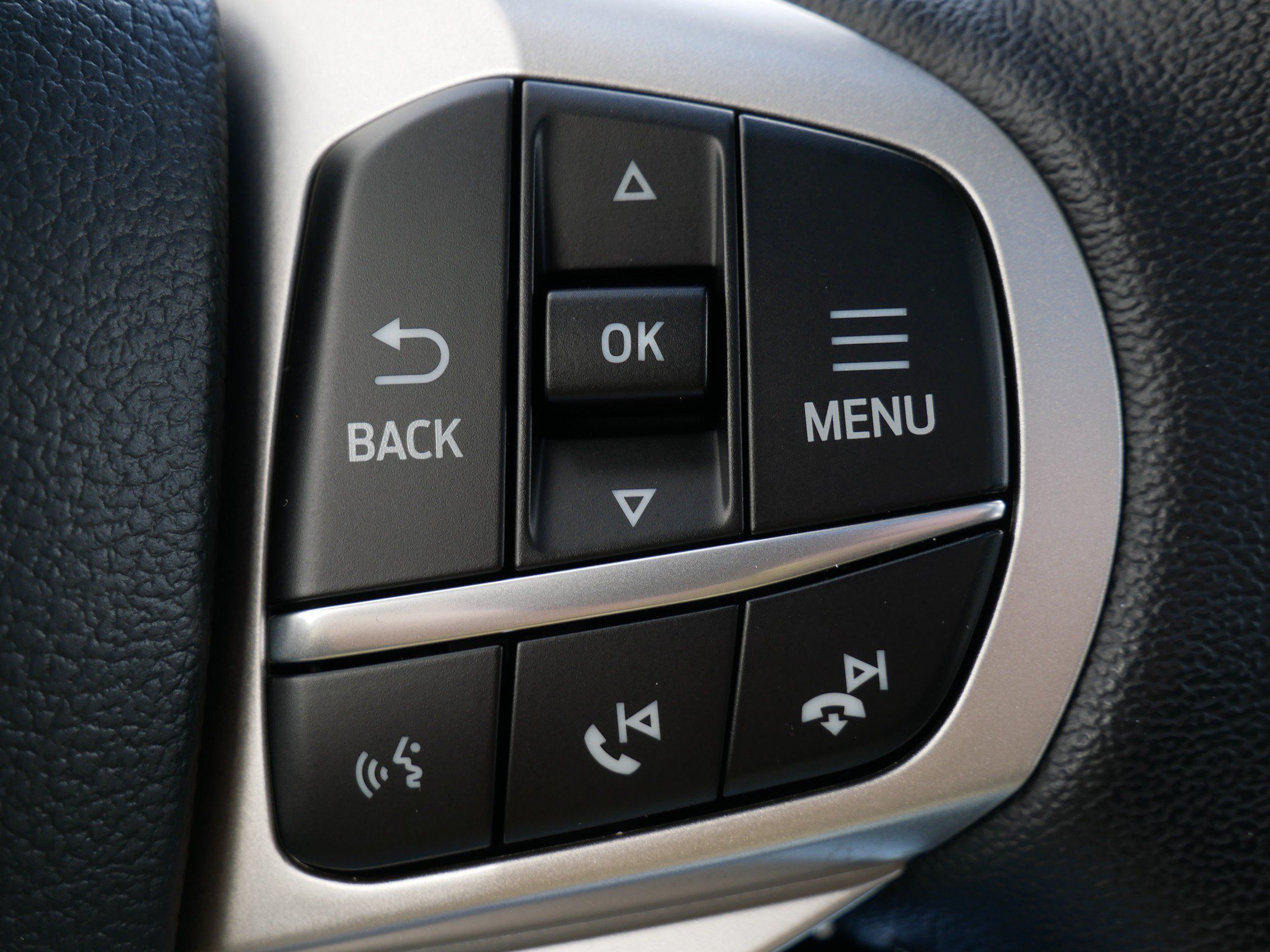 Used 2022 Ford Explorer XLT w/ Equipment Group 202A AWD/4WD image 18