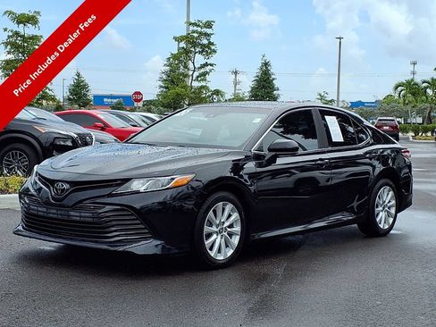 Used 2020 Toyota Camry LE FWD image 3