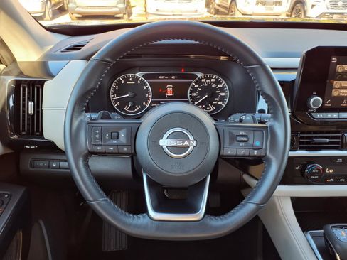 Used 2024 Nissan Pathfinder SV image 15