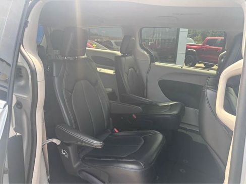 Used 2024 Chrysler Pacifica Touring-L FWD image 14