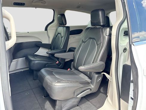 Used 2023 Chrysler Pacifica Touring-L FWD image 23
