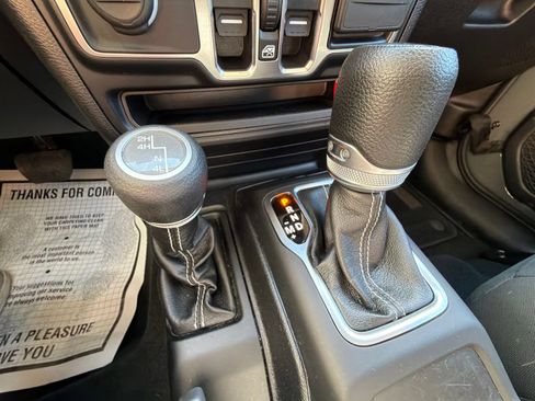 Used 2020 Jeep Gladiator Overland AWD/4WD image 24