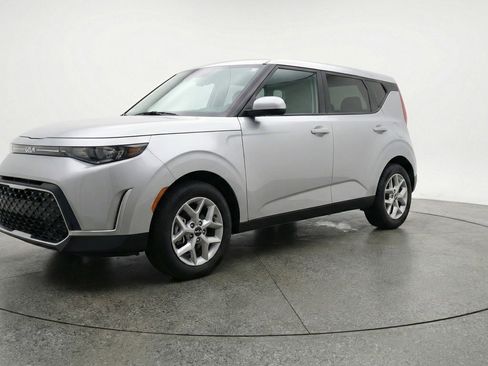 Used 2025 Kia Soul LX w/ LX Technology Package FWD image 3