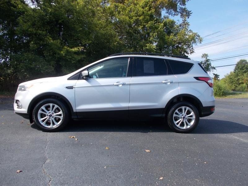 Used 2017 Ford Escape SE w/ Equipment Group 201A FWD image 2