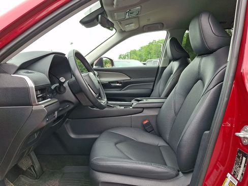 Used 2024 Toyota Grand Highlander AWD image 17