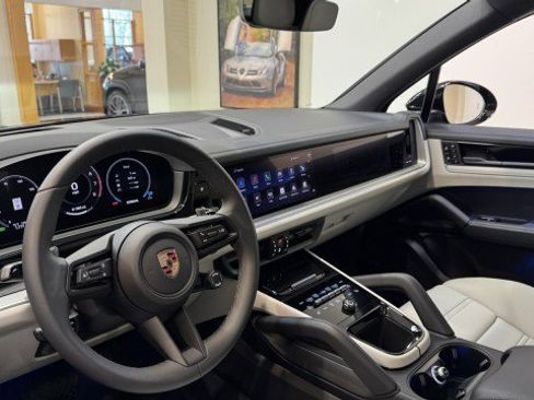 Used 2026 Porsche Cayenne image 6