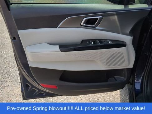 Used 2022 Kia Carnival LX FWD image 20