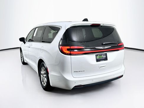Used 2024 Chrysler Pacifica Touring-L FWD image 5