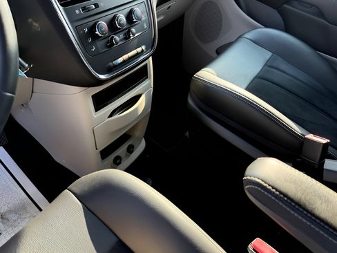 Used 2018 Dodge Grand Caravan SXT FWD image 25