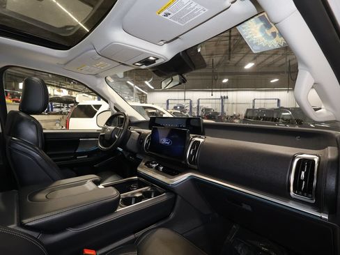 Used 2025 Ford Expedition Platinum AWD/4WD image 29