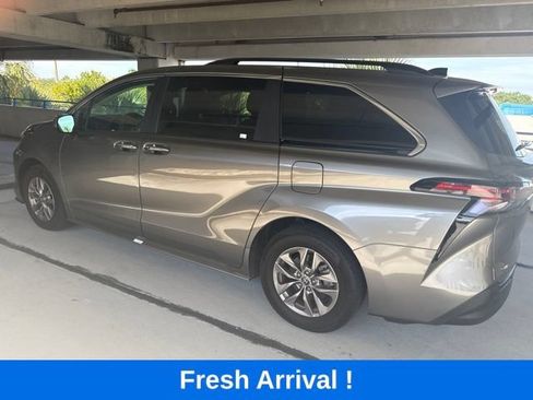 Used 2026 Toyota Sienna XLE FWD image 17