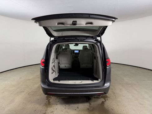 Used 2021 Chrysler Pacifica Touring-L AWD/4WD image 9