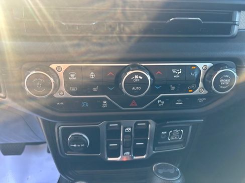 Used 2024 Jeep Wrangler Unlimited Sahara w/ Technology Group AWD/4WD image 23