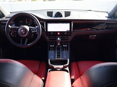 Certified 2024 Porsche Macan AWD/4WD image 21