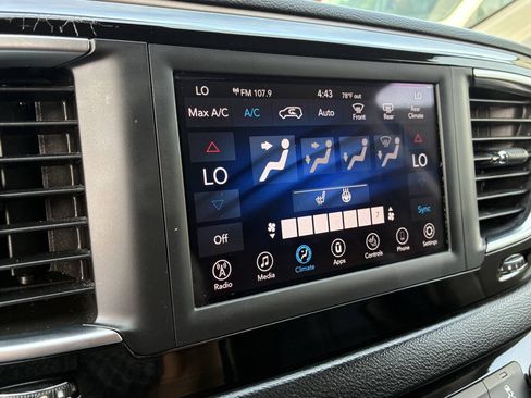 Used 2019 Chrysler Pacifica Touring-L FWD image 32