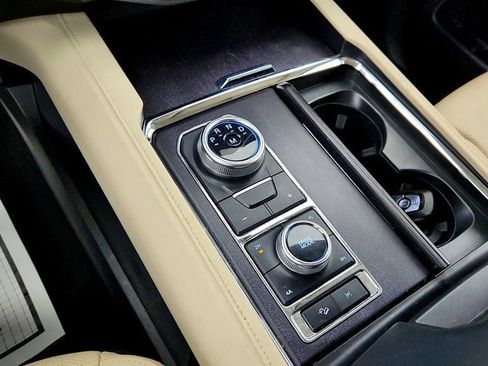 Used 2024 Ford Expedition Platinum image 16