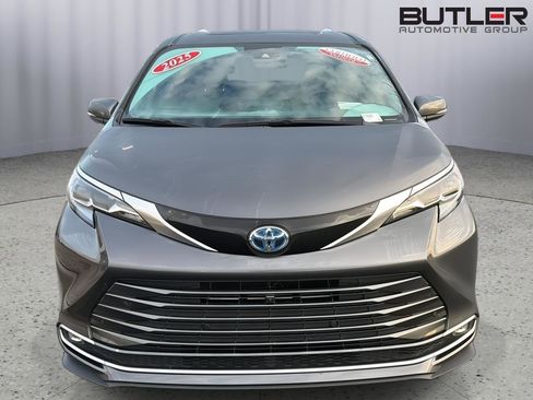 Certified 2025 Toyota Sienna Platinum FWD image 9