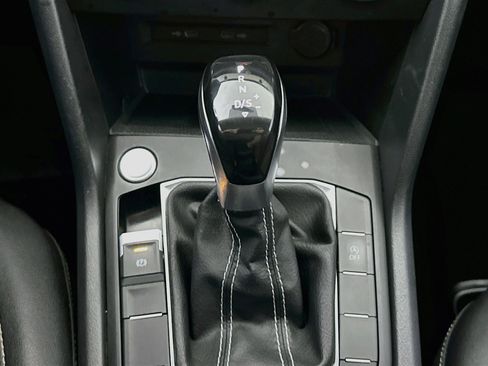 Used 2022 Volkswagen Taos SE w/ Panoramic Sunroof Package FWD image 25