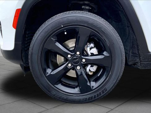 Used 2022 Jeep Grand Cherokee Altitude AWD/4WD image 17
