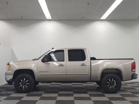 Used 2008 GMC Sierra 1500 SLT w/ SLT Preferred Package AWD/4WD image 4