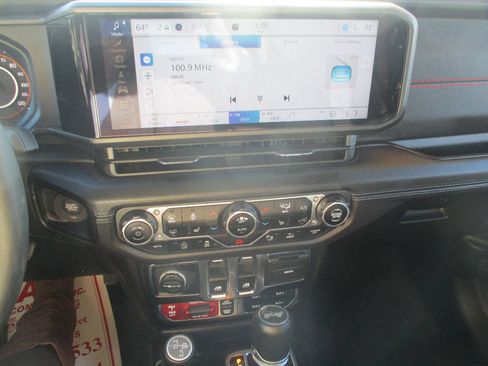 Used 2024 Jeep Wrangler Rubicon image 5