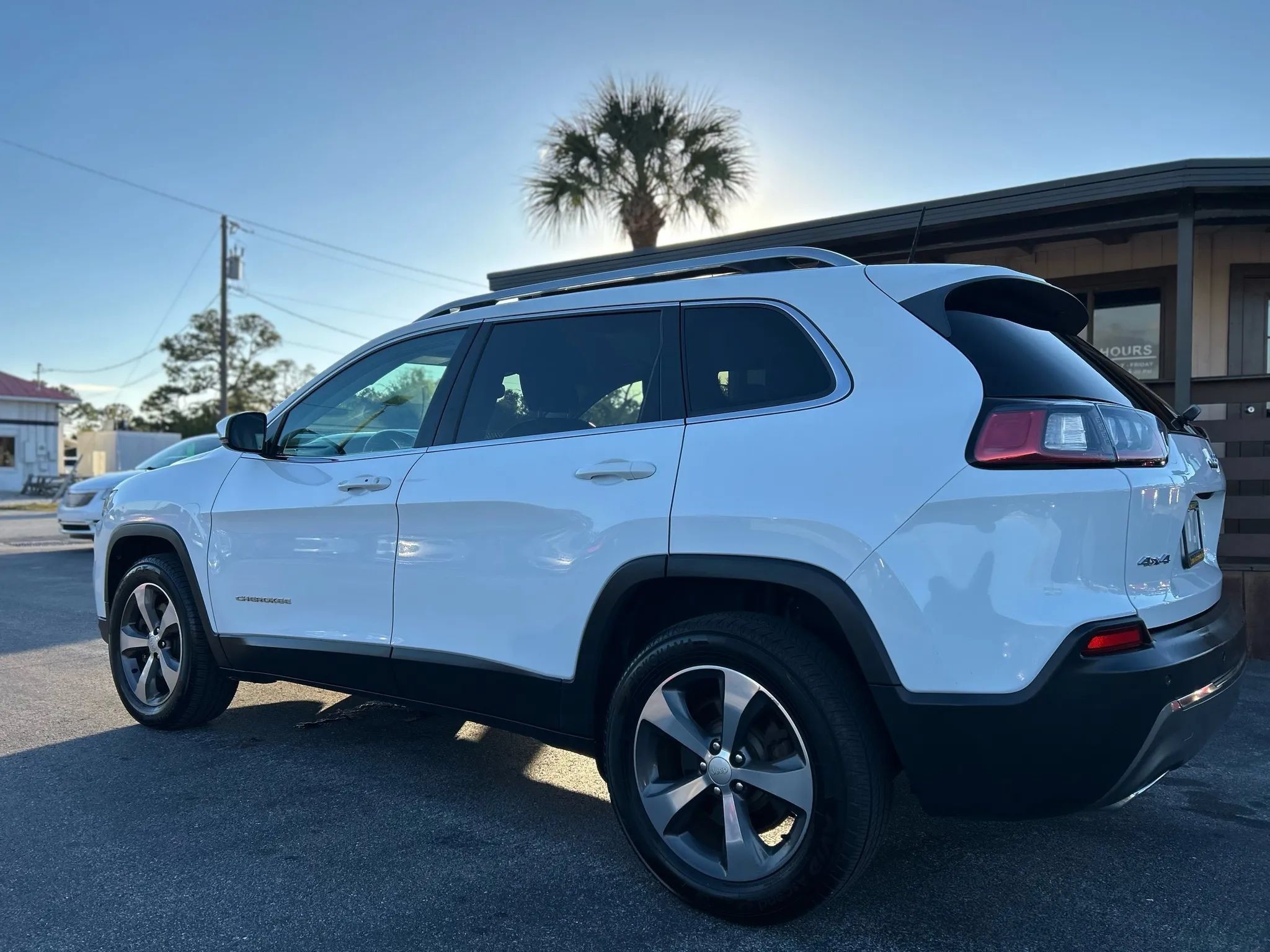 Used 2019 Jeep Cherokee Limited AWD/4WD image 4