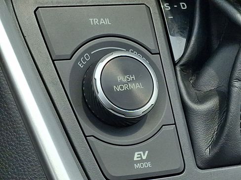 Used 2020 Toyota RAV4 LE AWD/4WD image 25