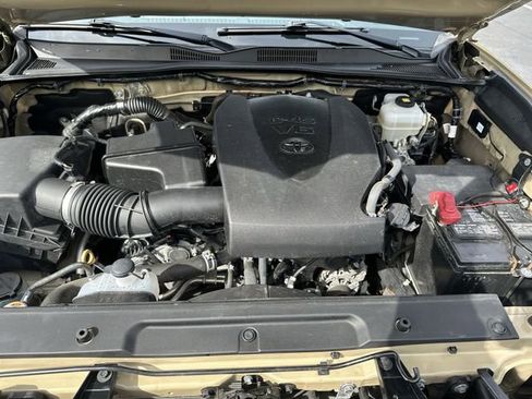 Used 2020 Toyota Tacoma TRD Off-Road AWD/4WD image 19