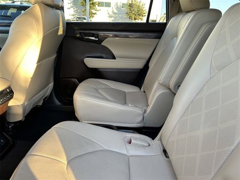 Certified 2022 Toyota Highlander Platinum image 17