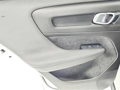 Used 2024 Volvo XC40 B5 Core image 23