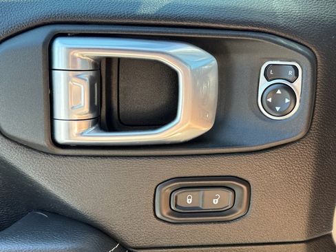 Used 2022 Jeep Wrangler Unlimited Sahara w/ Cold Weather Group AWD/4WD image 29