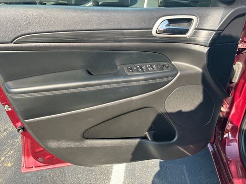 Used 2021 Jeep Grand Cherokee Laredo X AWD/4WD image 12