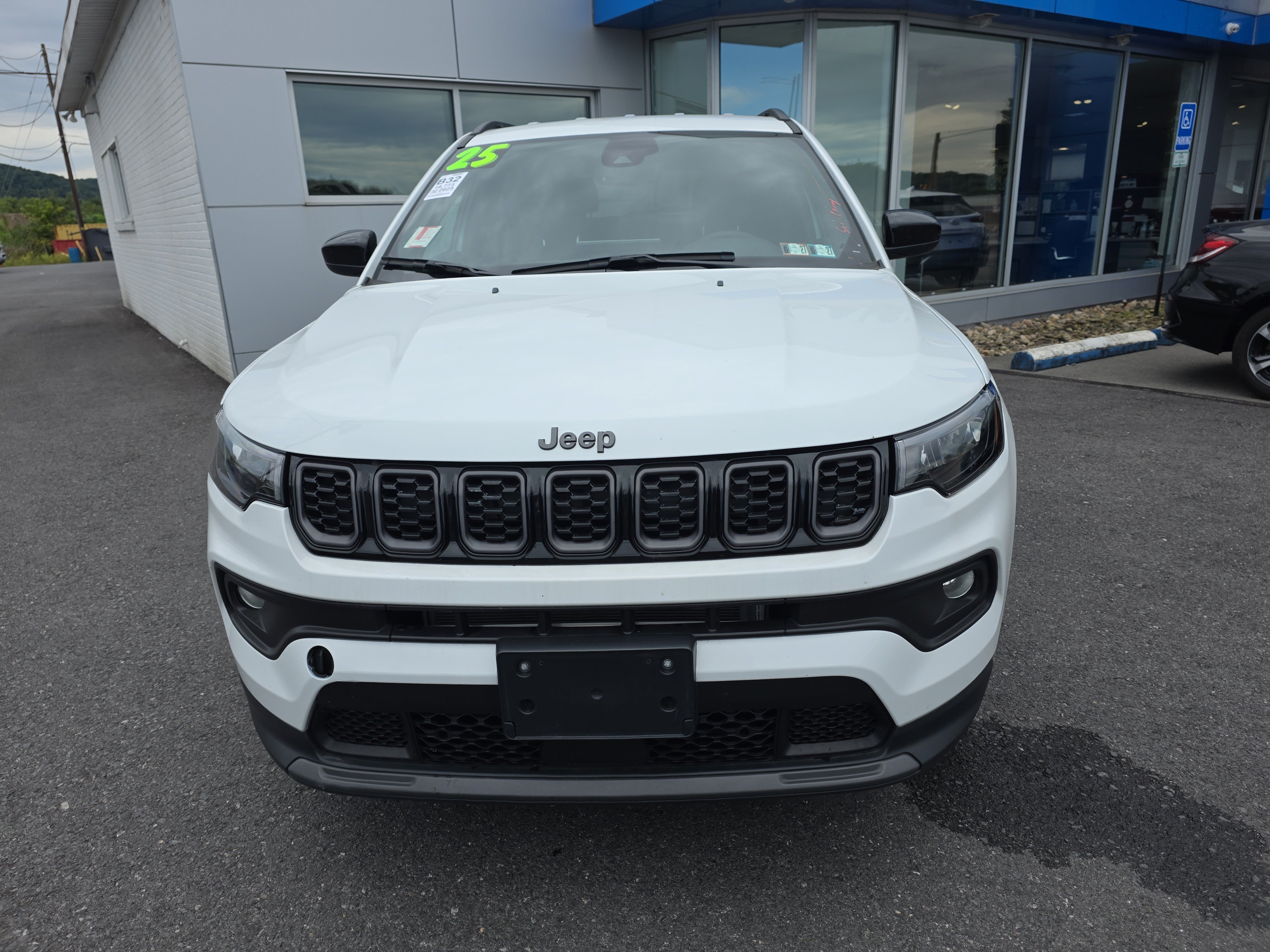 Used 2025 Jeep Compass Latitude w/ Convenience Group AWD/4WD image 8
