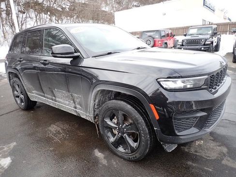 Used 2023 Jeep Grand Cherokee Altitude image 9