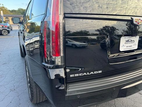 Used 2020 Cadillac Escalade Premium Luxury w/ Escalade Sport Edition image 5