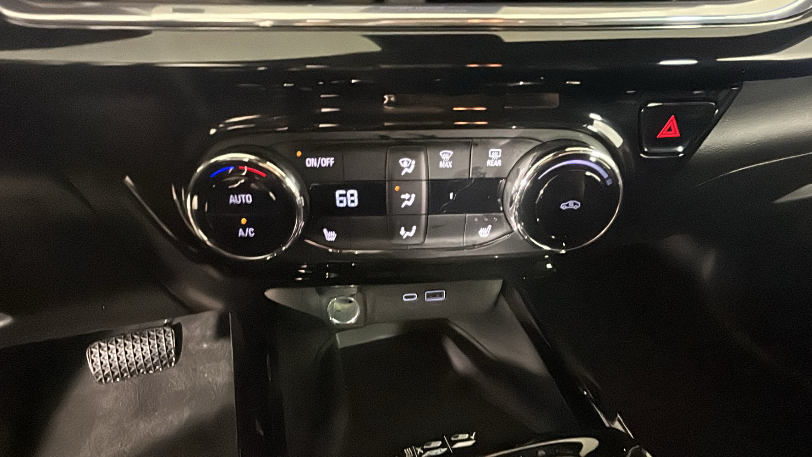Used 2024 Chevrolet Trax RS w/ Sunroof Package FWD image 27