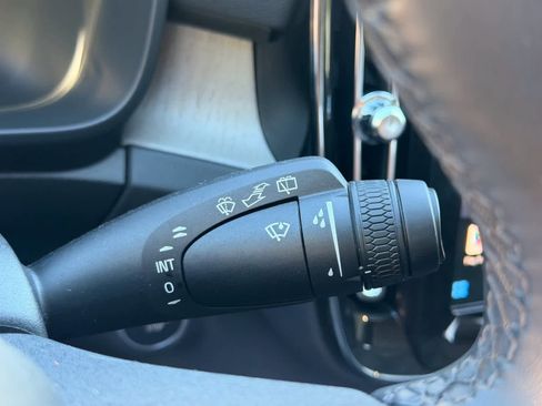 Used 2024 Volvo XC40 B5 Plus image 22