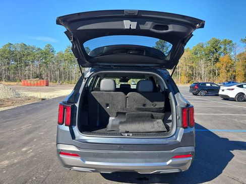 Used 2024 Kia Sorento S image 18