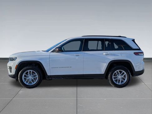 Used 2024 Jeep Grand Cherokee Laredo X image 2