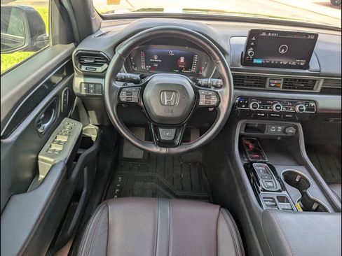 Used 2025 Honda Pilot Black Edition image 8